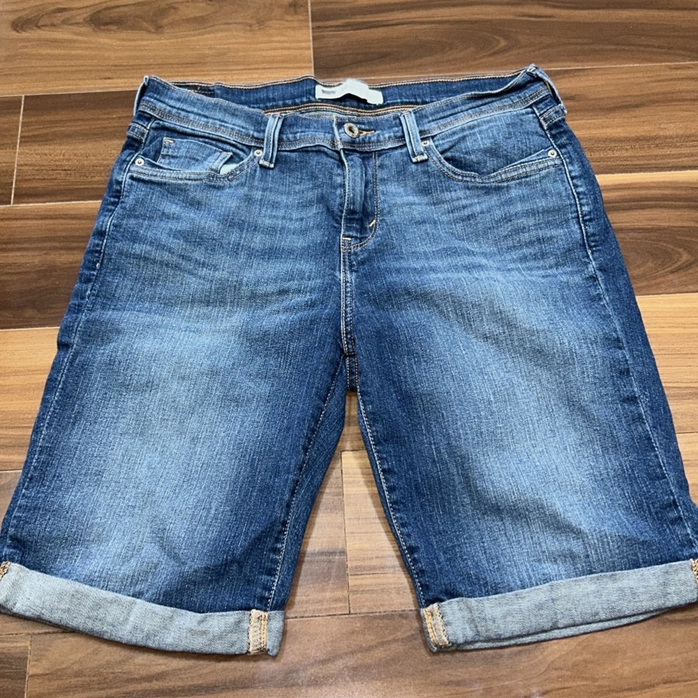 Size 10 / 30 waist Levi’s denim Jean shorts